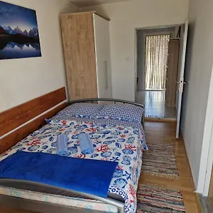 Apartman Nikol, Lopar